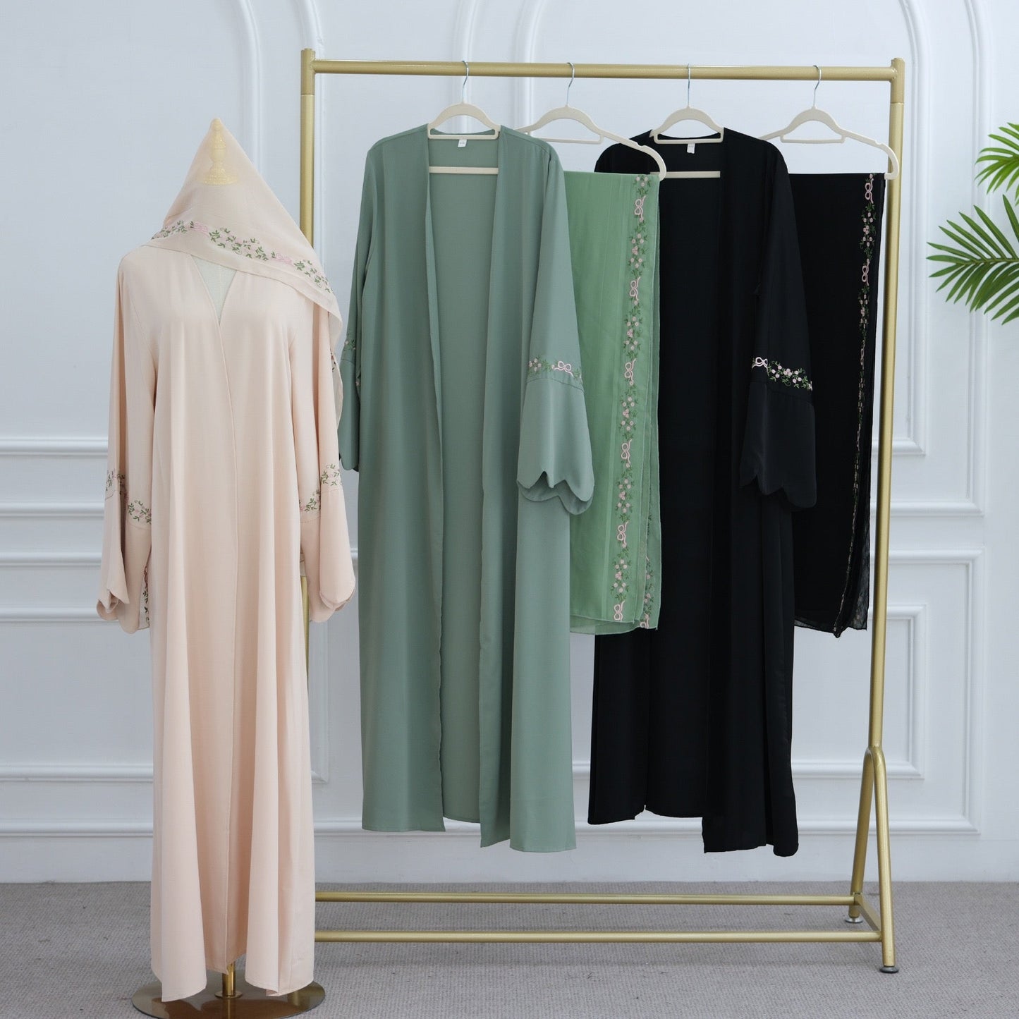 Abaya mit Tuch und Blumendetails