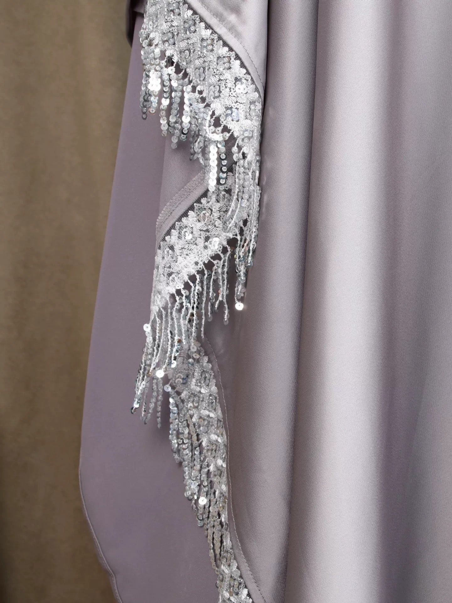 Elegante Abaya mit Verzierung
