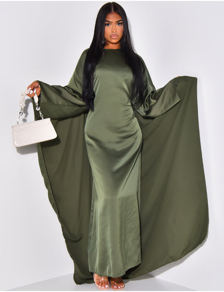 Kleid aus Satin mit Umhang