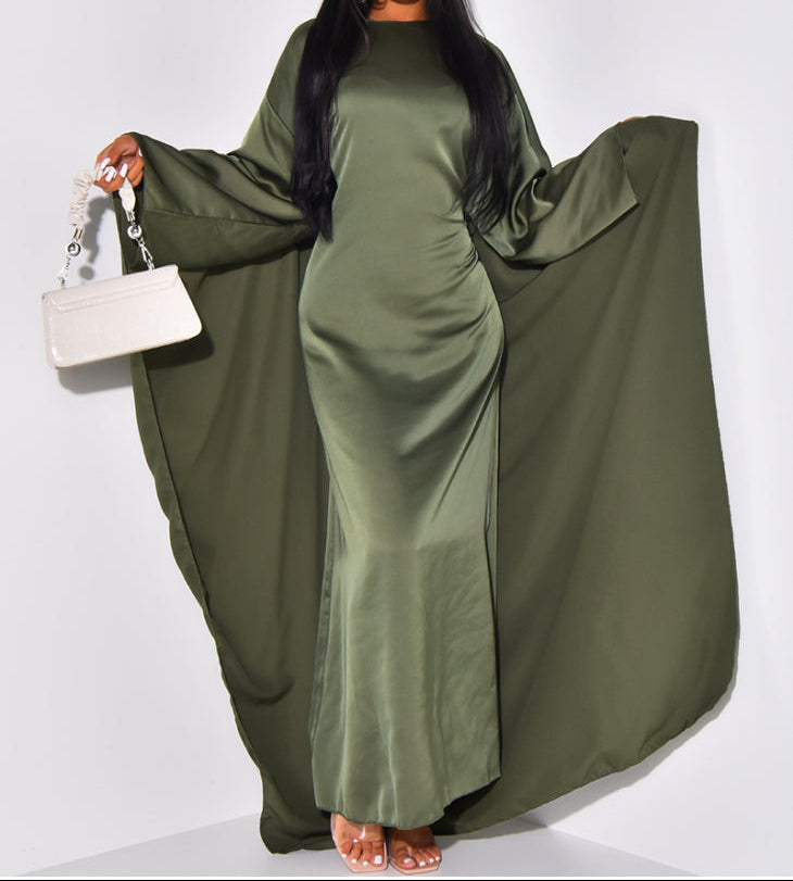 Kleid aus Satin mit Umhang