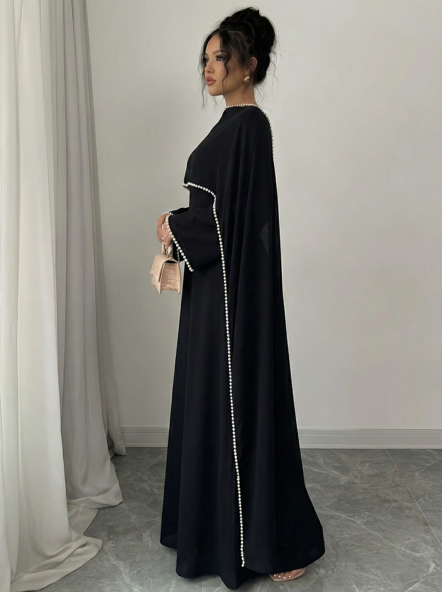 Abaya mit Perlenbesatz