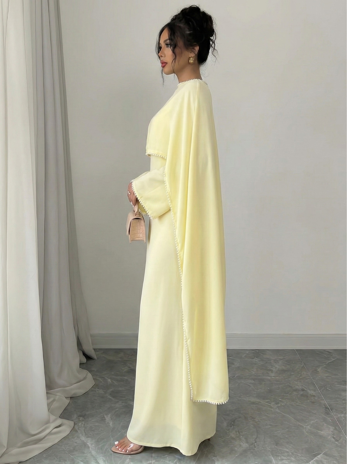 Abaya mit Perlenbesatz
