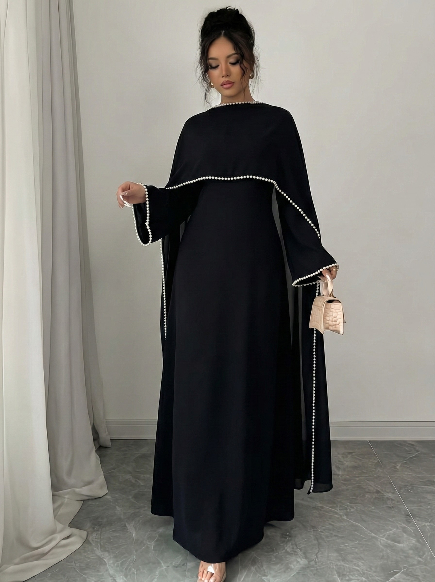 Abaya mit Perlenbesatz