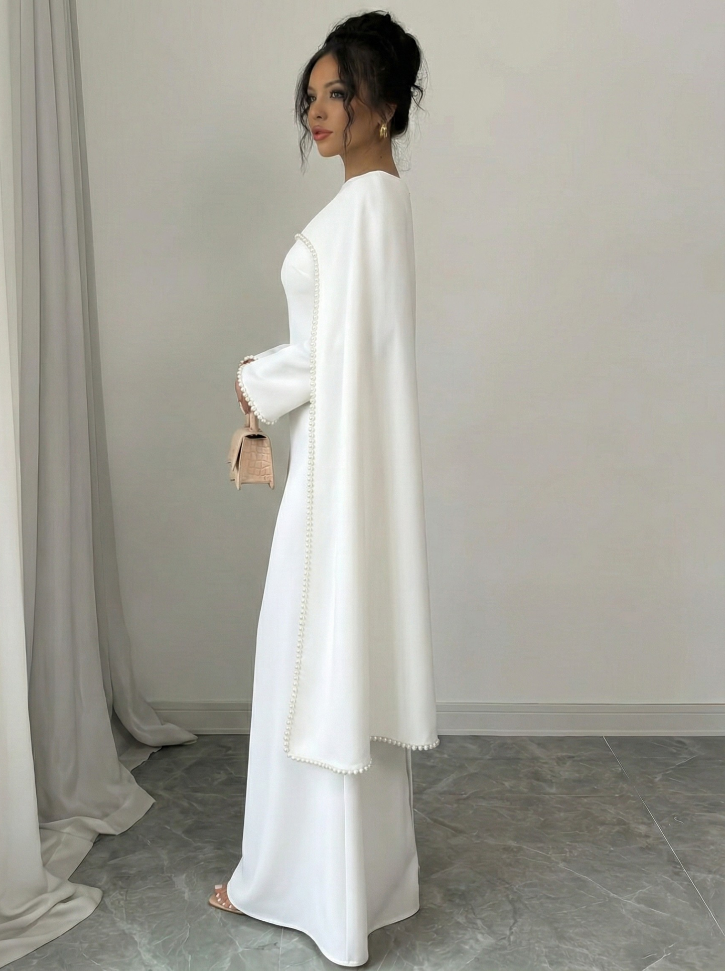 Abaya mit Perlenbesatz