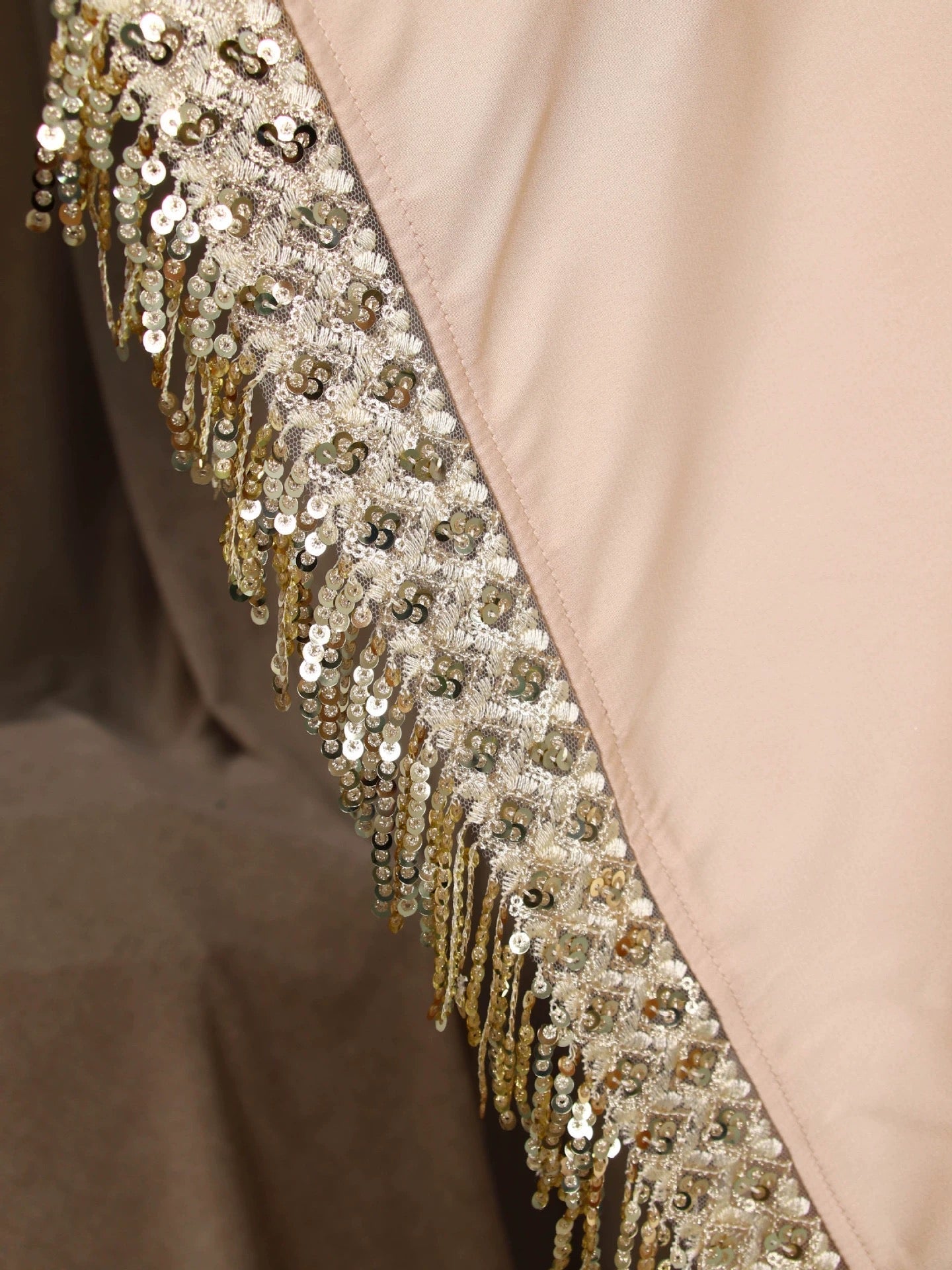 Elegante Abaya mit Verzierung