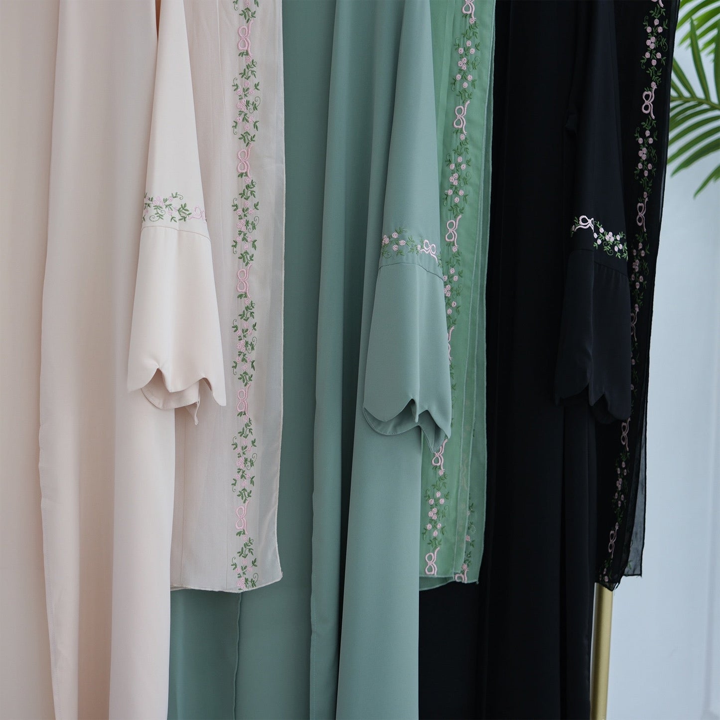 Abaya mit Tuch und Blumendetails