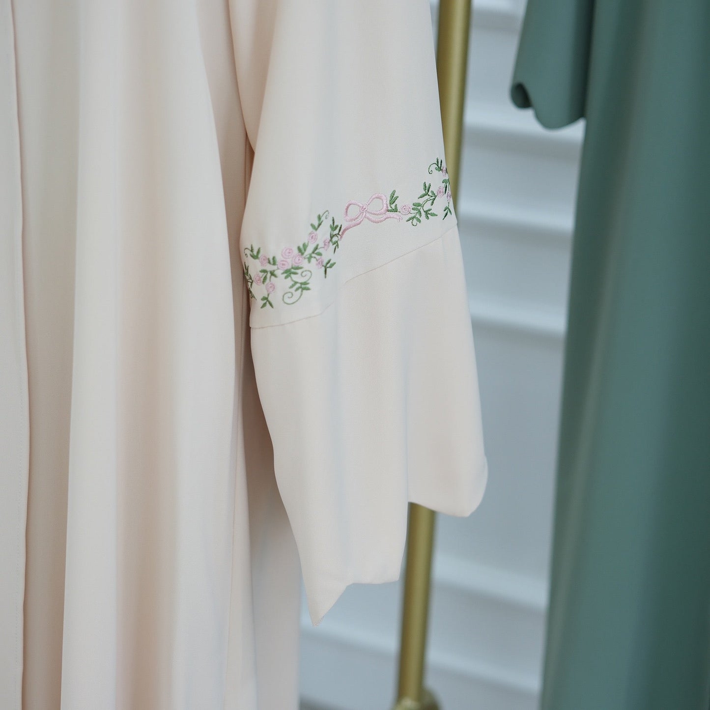 Abaya mit Tuch und Blumendetails