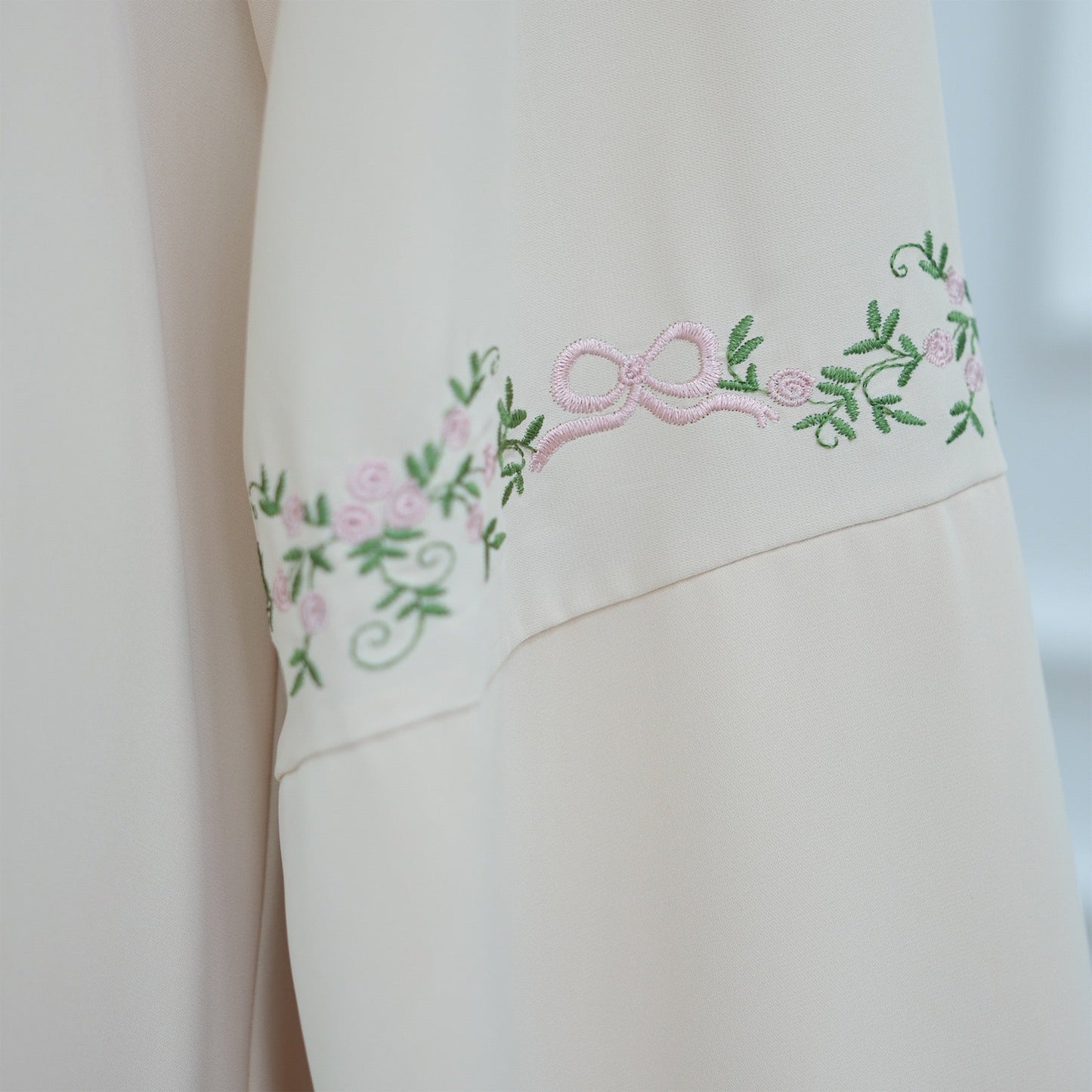 Abaya mit Tuch und Blumendetails