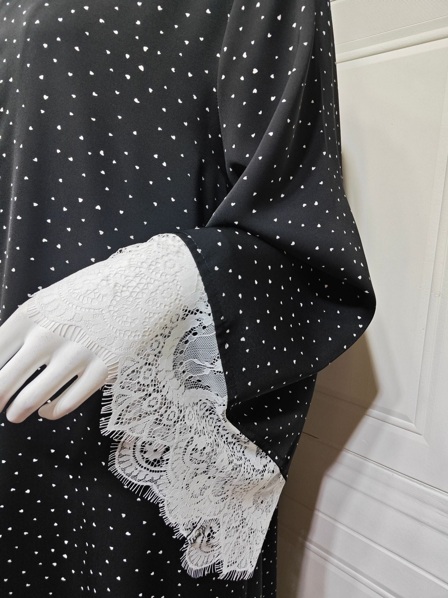 Gepunktete Abaya mit Spitzencape