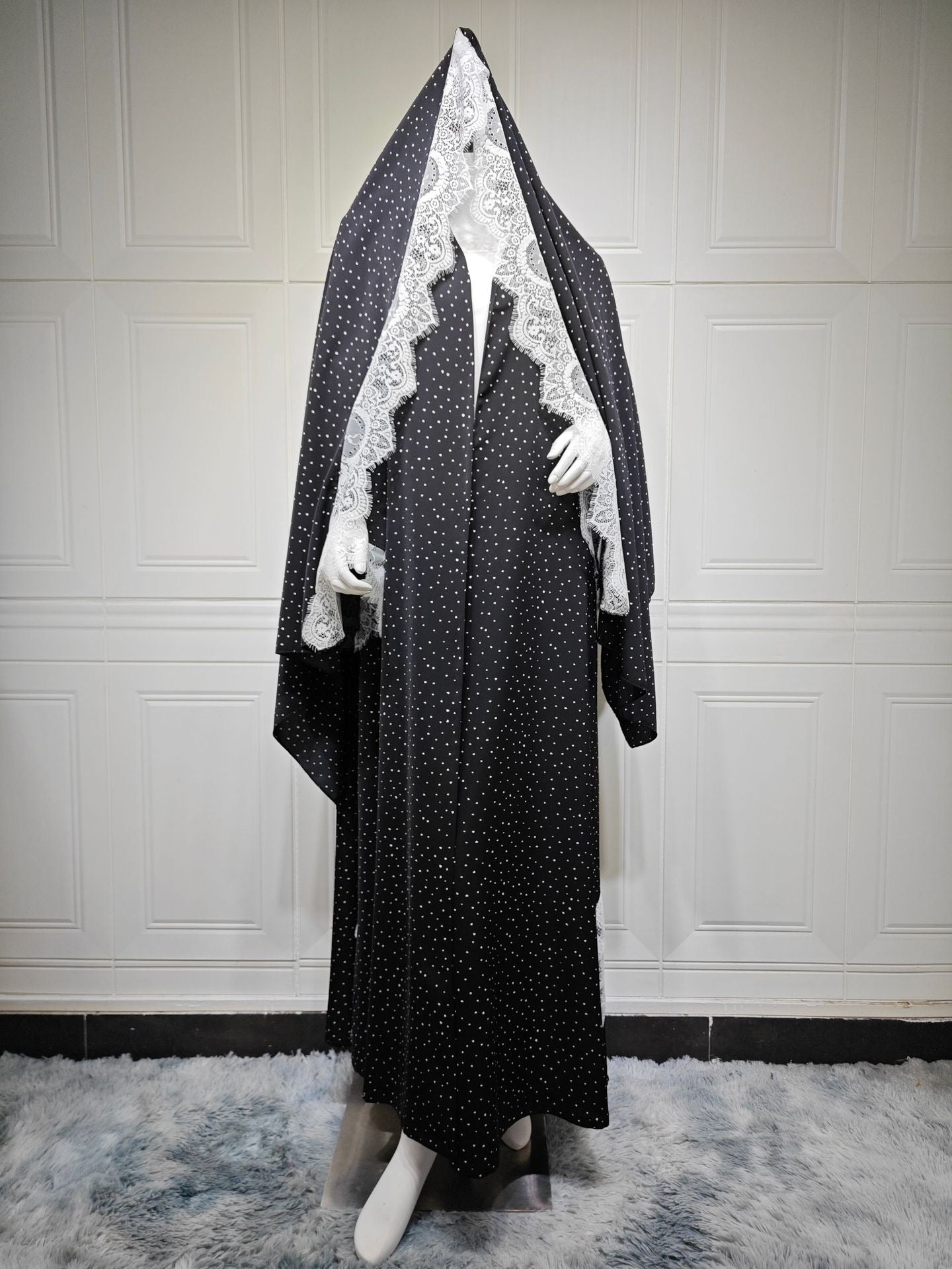 Gepunktete Abaya mit Spitzencape