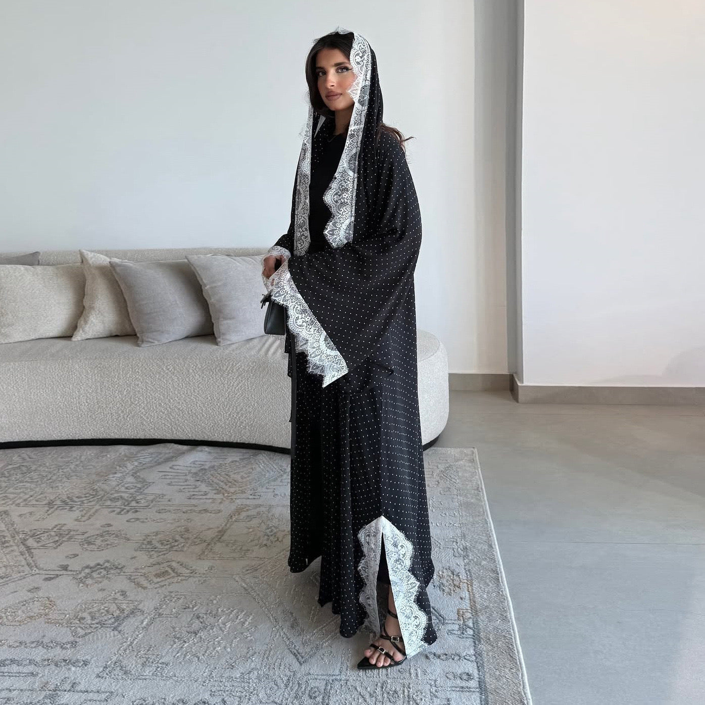 Gepunktete Abaya mit Spitzencape