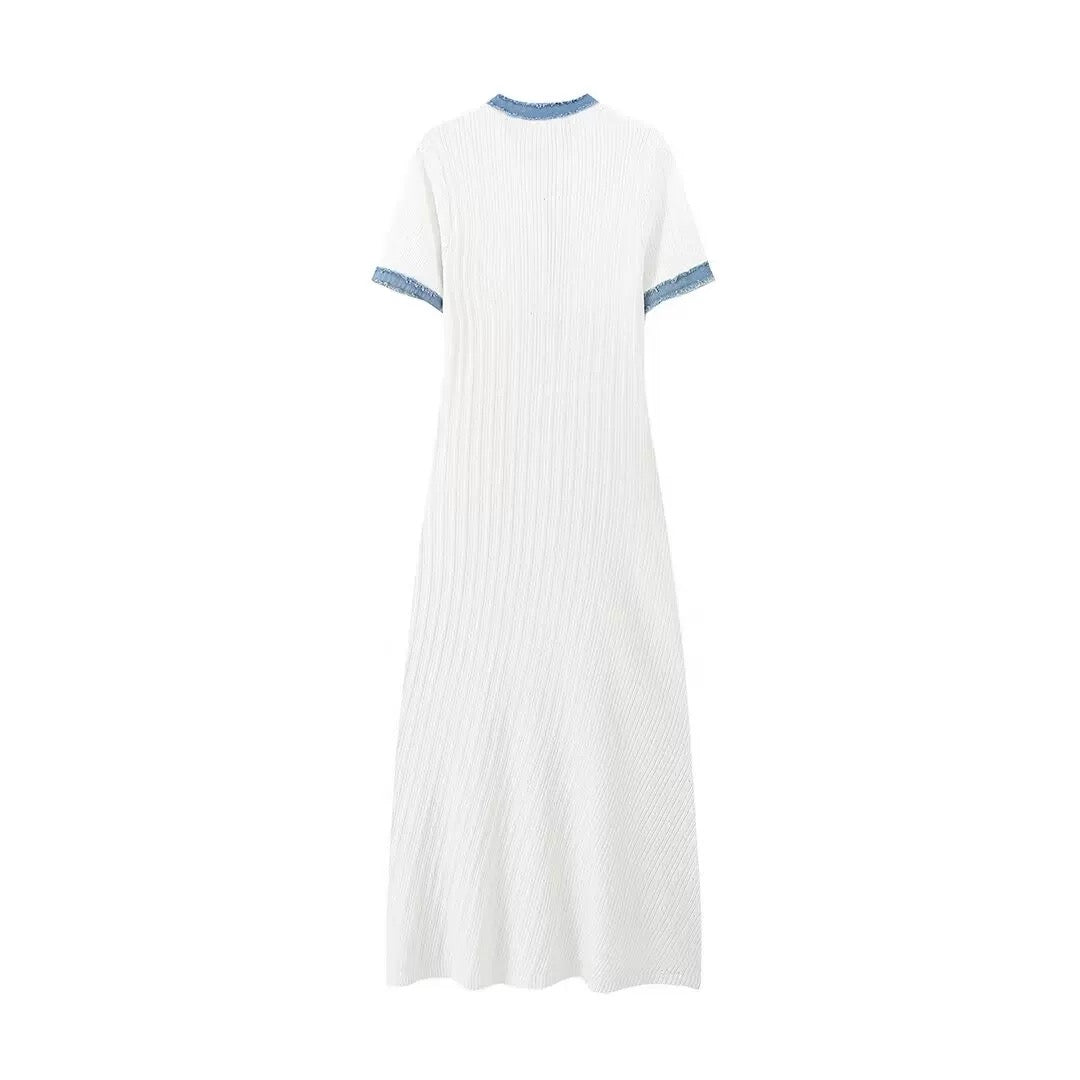 Sommerkleid mit blauen Akzenten
