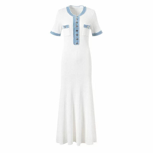 Sommerkleid mit blauen Akzenten