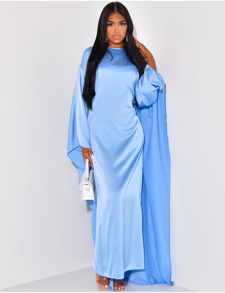 Kleid aus Satin mit Umhang