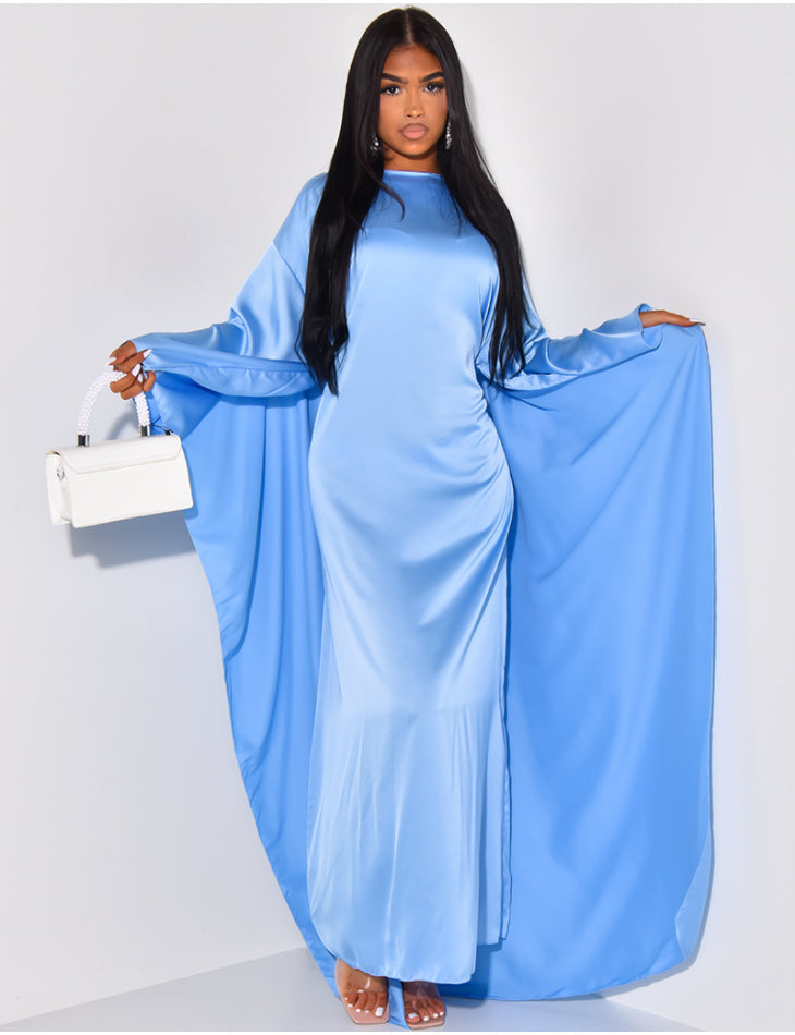 Kleid aus Satin mit Umhang